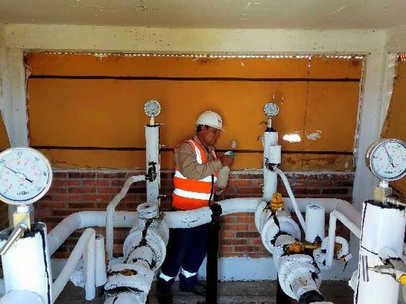 Técnico en una estación de regulación con manómetros